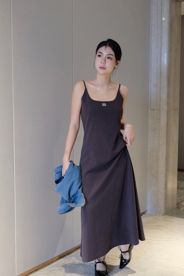 𝘾𝙃𝘼𝙍𝙈𝙀 Oda Slim Dress